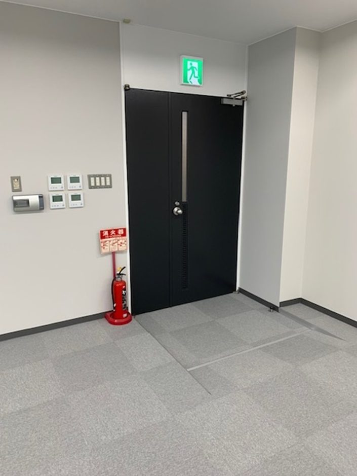 2F貸室出入口